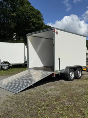 Stema P-BOX STPK 27-30-18.2 P18.1 mit Heckrampe – sehr robust