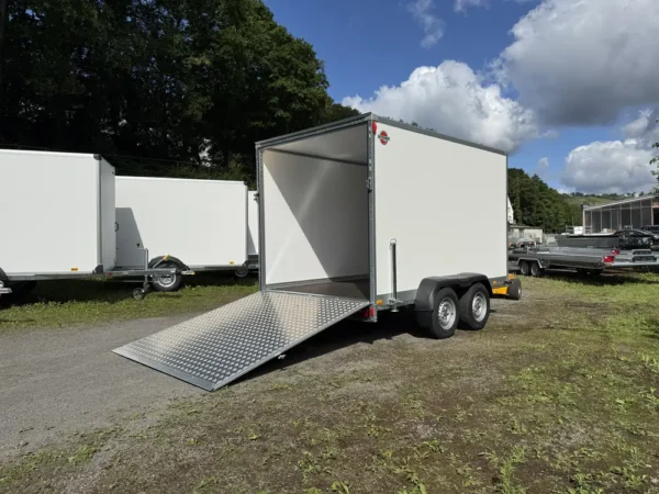 Stema P-BOX STPK 27-30-18.2 P18.1 mit Heckrampe – sehr robust